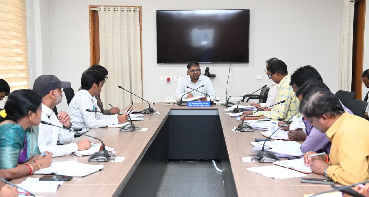 *పాఠశాల యూనిఫాంల కుట్టింపు, స్వయం సహాయక సంఘాల పనితీరుపై అధికారులతో సమీక్ష నిర్వహించిన జిల్లా కలెక్టర్*